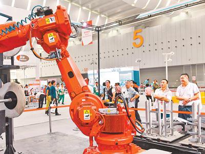 国内工业机器人制造企业在国际"互联网 "博览会上展示大型机器人产品